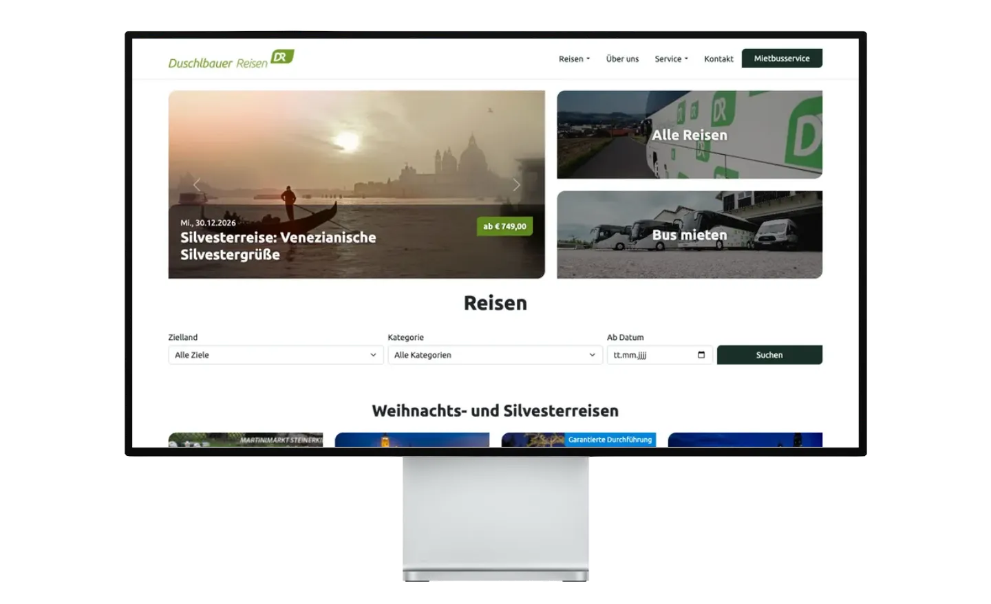 Scrollende Duschlbauer-Startseite auf einem Studio Display
